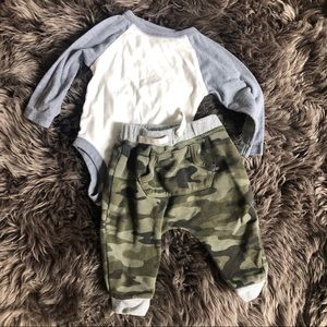 Baby gap ON camo outfit 6-12 months
